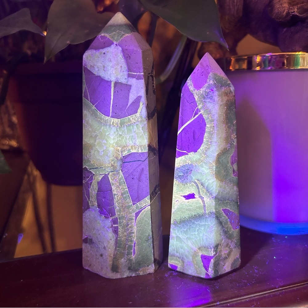 Natural Septarian Stone Obelisk - UV reactive - Picture 3 of 11
